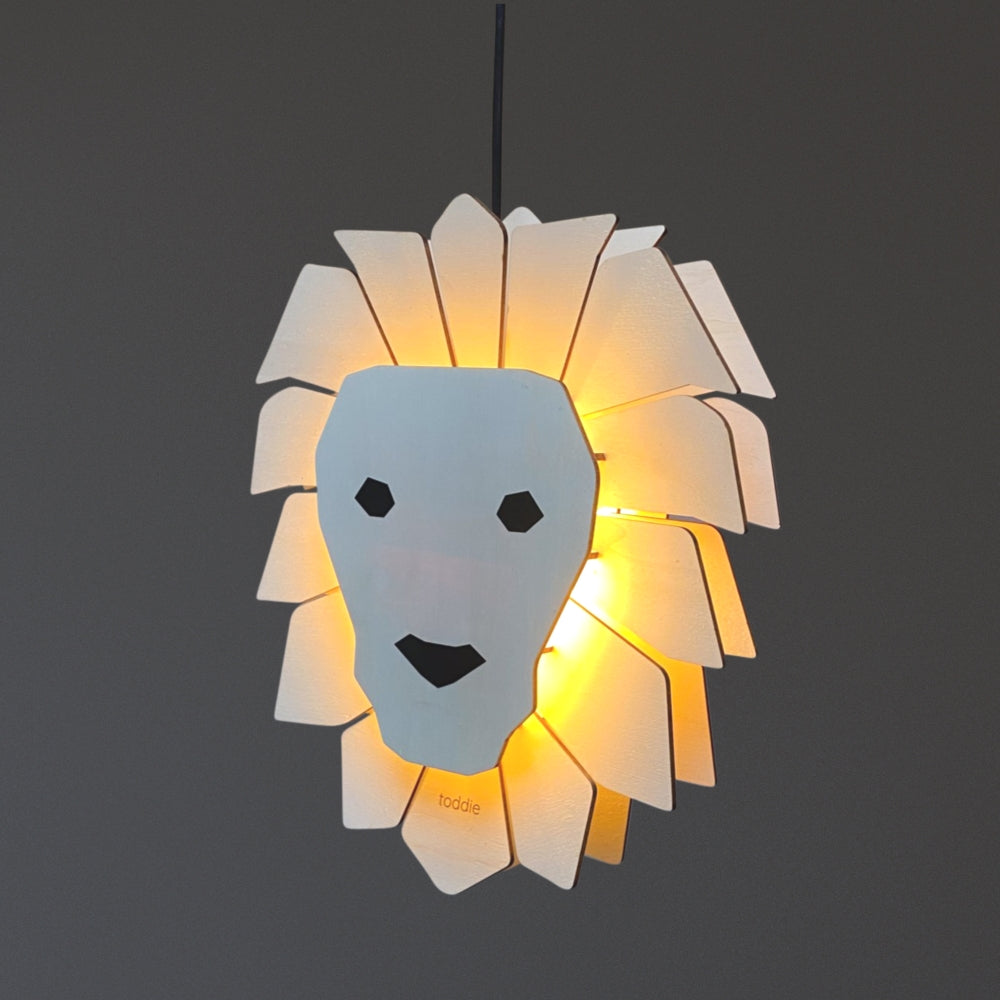 Lampe suspendue en bois chambre d'enfant | Lion - naturel - toddie.fr