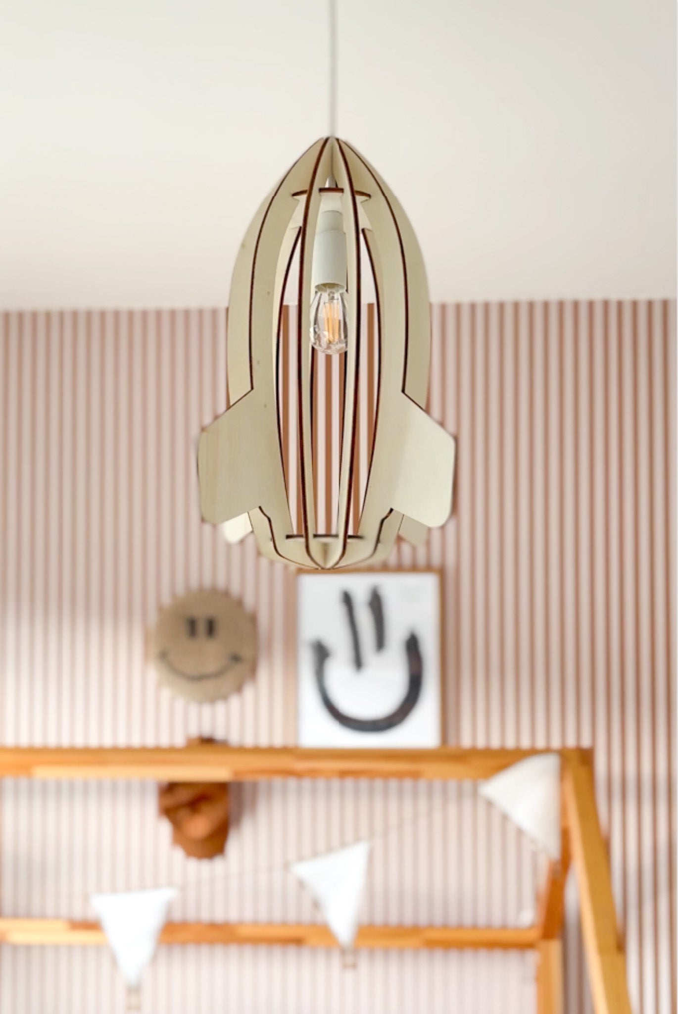 Lampe suspendue en bois chambre d'enfant | Fusée - naturel