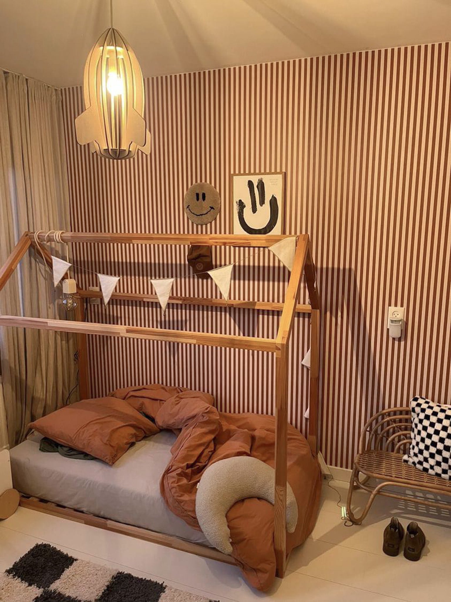 Lampe suspendue en bois chambre d'enfant | Fusée - naturel