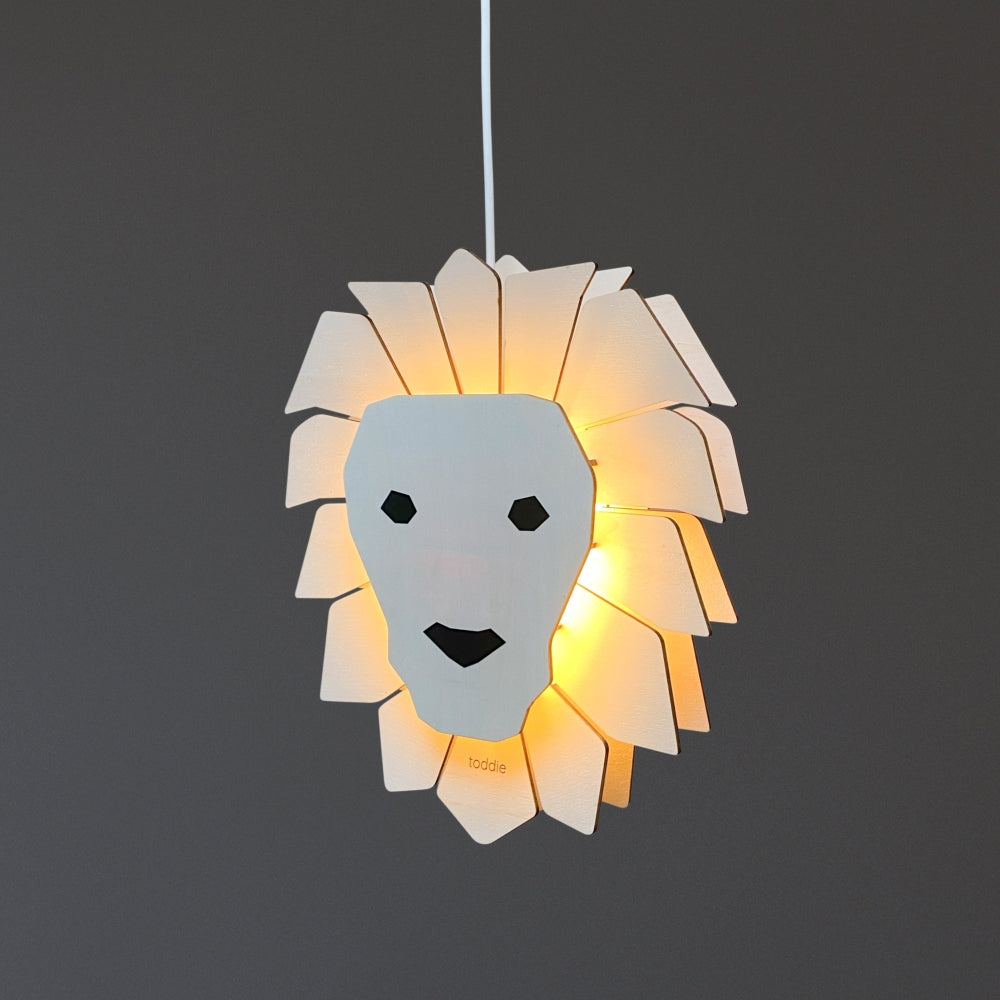 Lampe suspendue en bois chambre d'enfant | Lion - naturel - toddie.fr