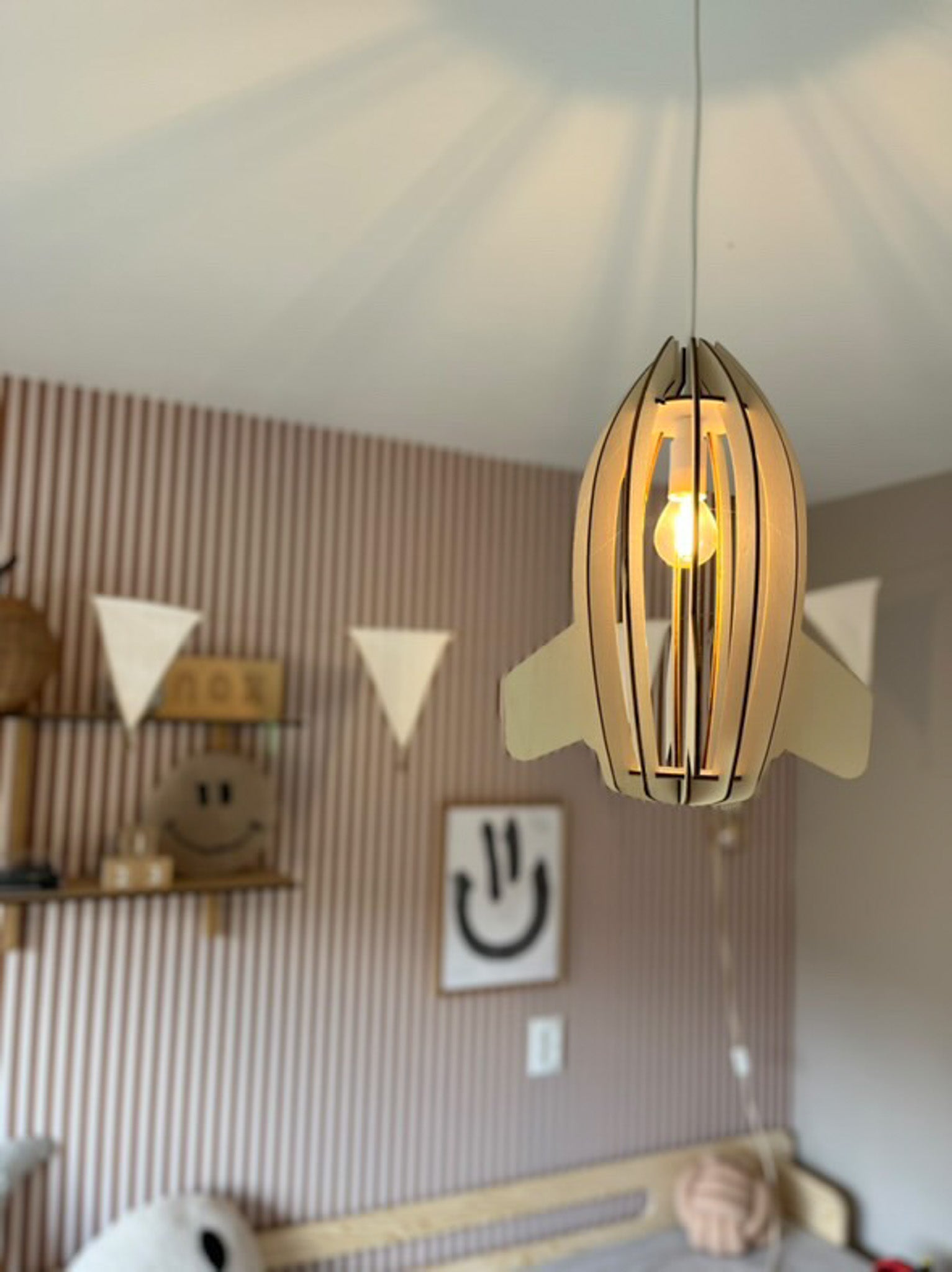 Lampe suspendue en bois chambre d'enfant | Fusée - naturel