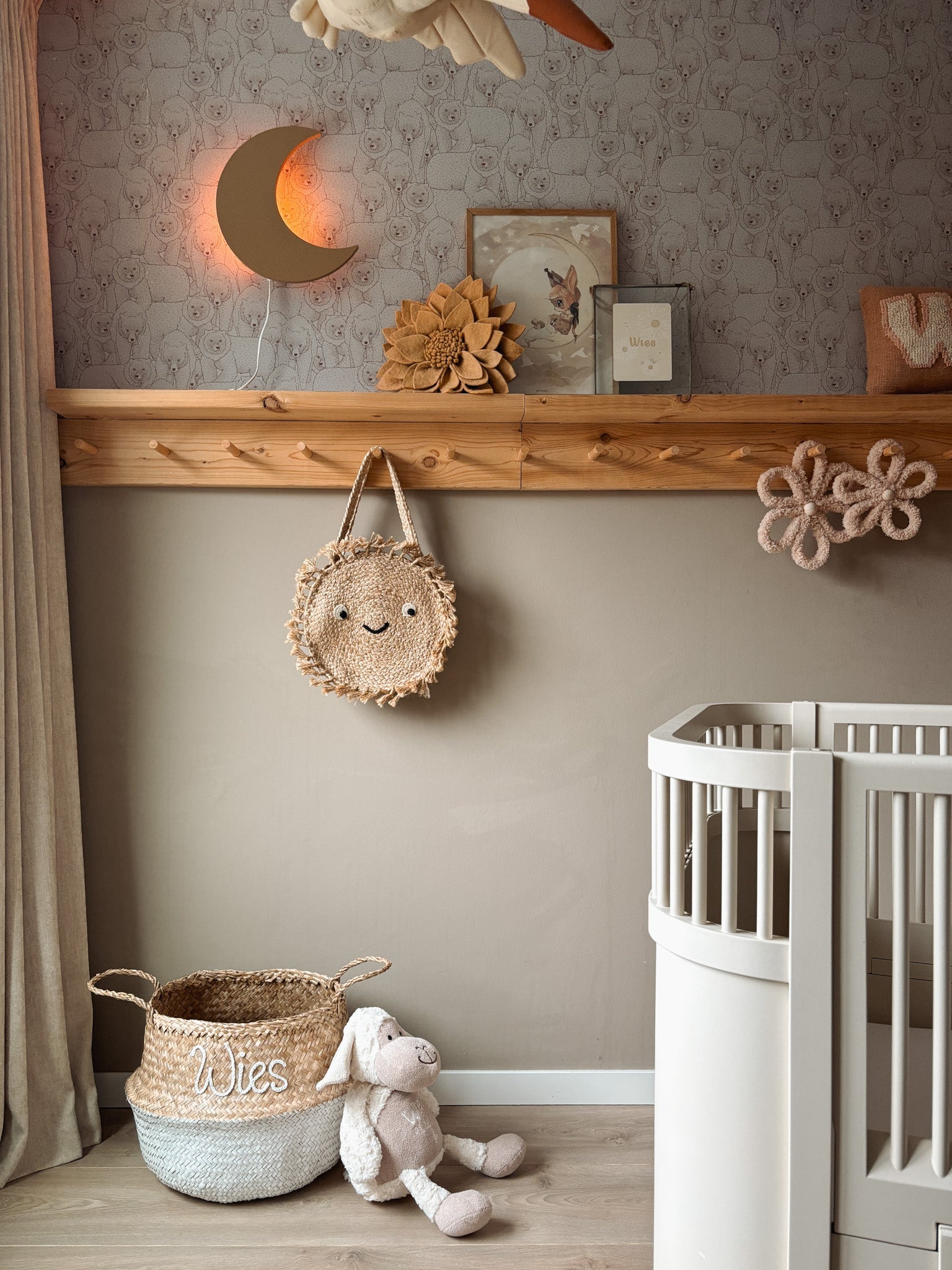 Houten wandlamp kinderkamer | Maan - spiced honey - toddie.nl ®