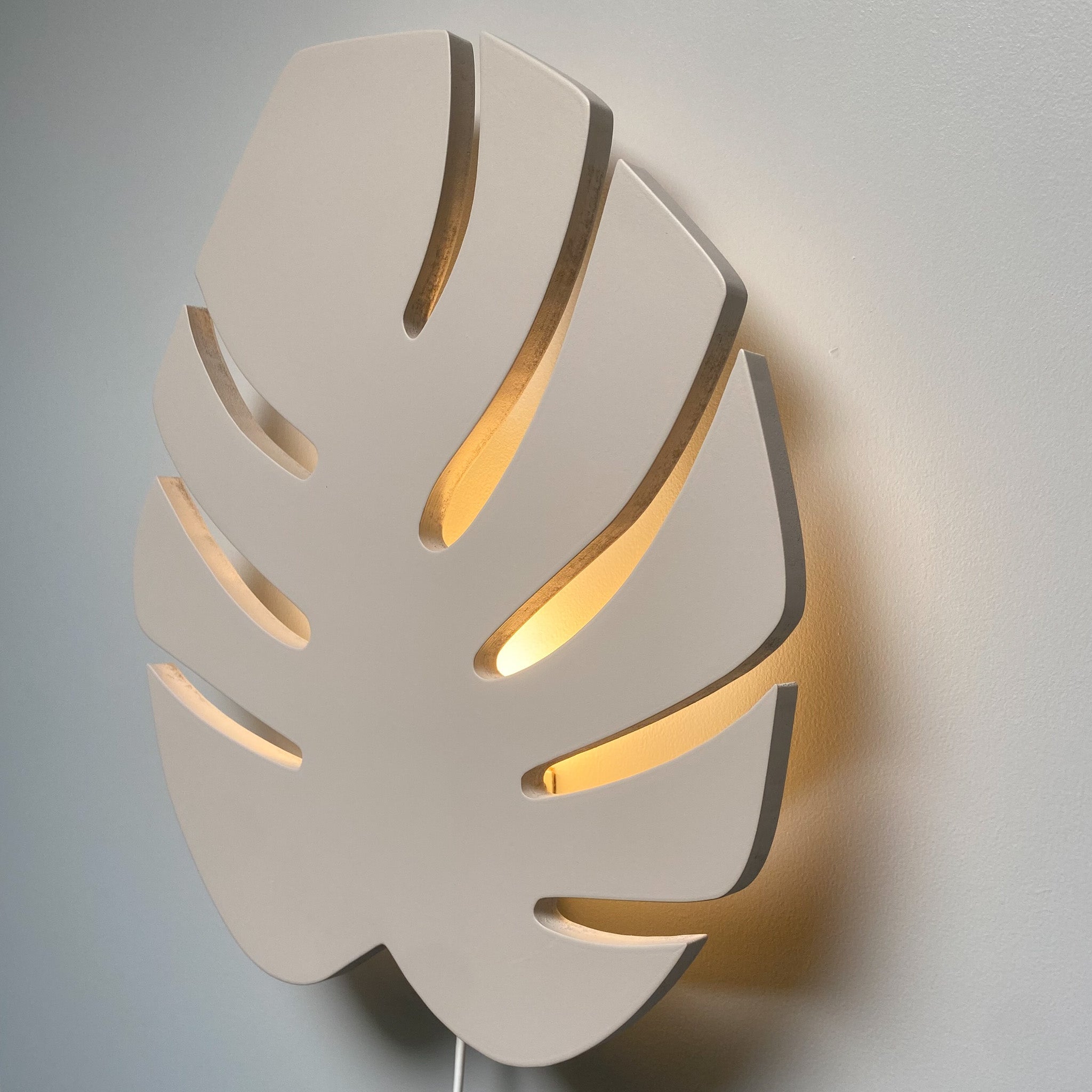 Houten wandlamp kinderkamer | Monstera blad beige - toddie.nl
