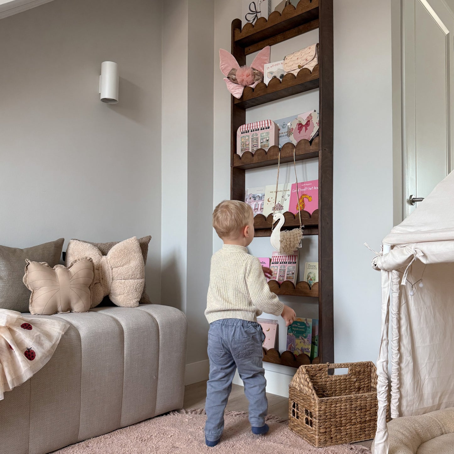 Bubble Montessori boekenrek kinderkamer | 6 planken - Wengé gebeitst - toddie.nl ®