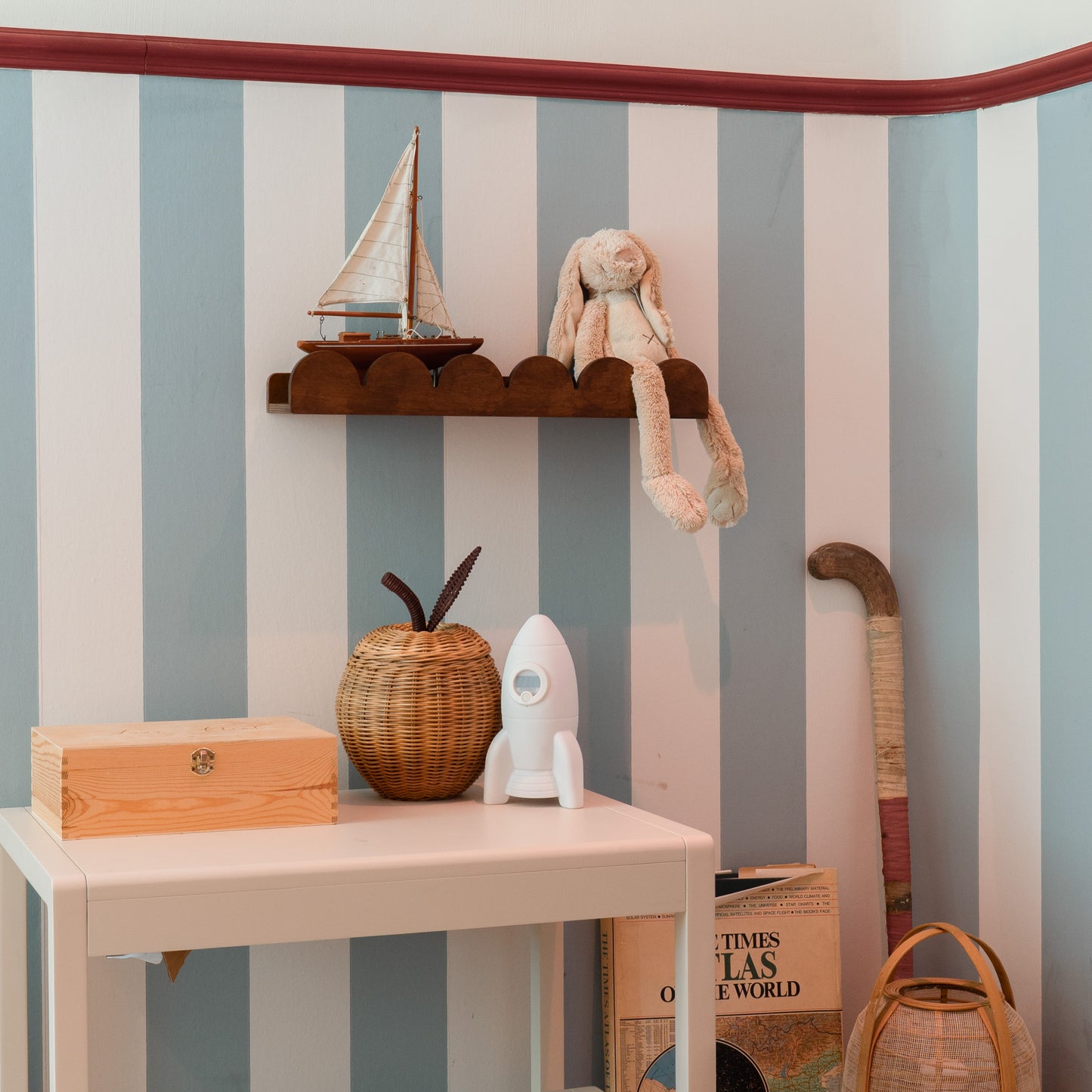 Bubble Montessori boekenrek kinderkamer | 1 plank - wengé gebeitst - toddie.nl ®