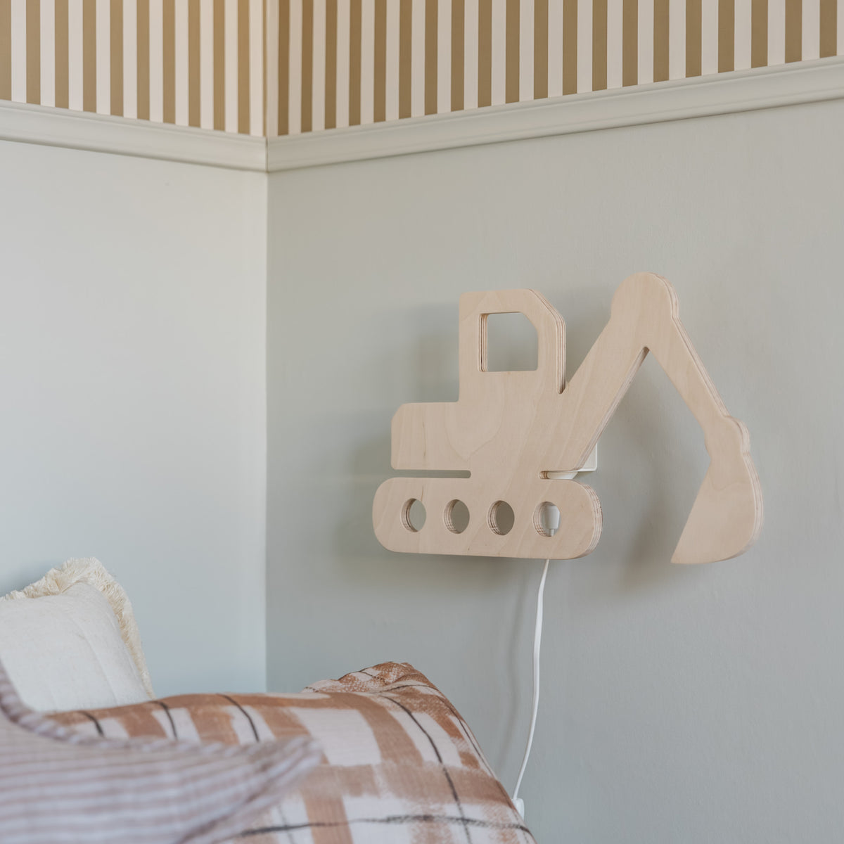Houten wandlamp kinderkamer | Graafmachine - blank - toddie.nl ®