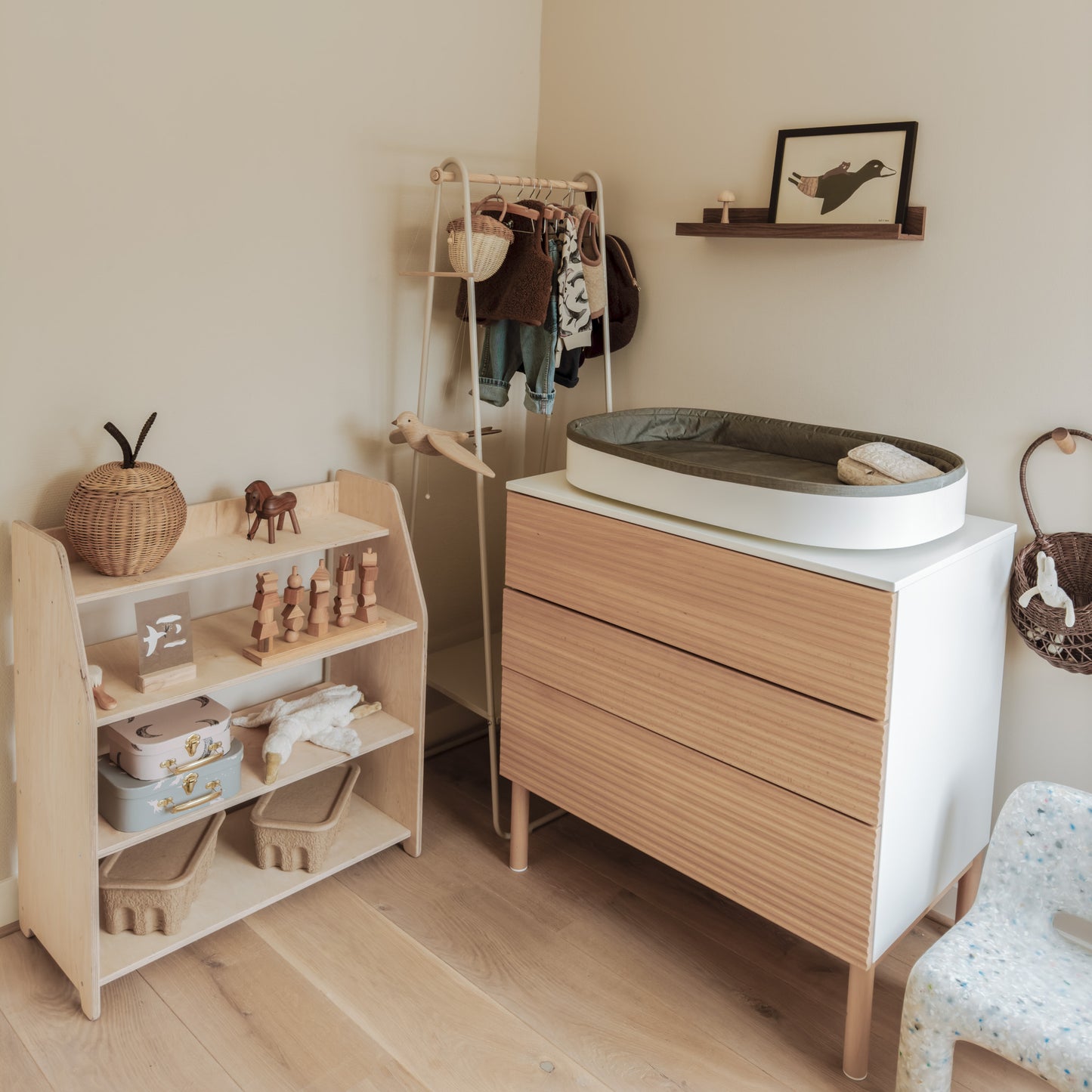 Moodie Montessori speelmeubel, speelgoedkast | Kinderopbergmeubel 4 planken - blank - toddie.nl ®