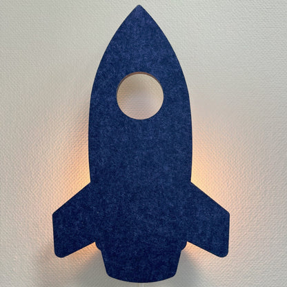 Applique en feutre fusée bleu nuit – lampe allumée