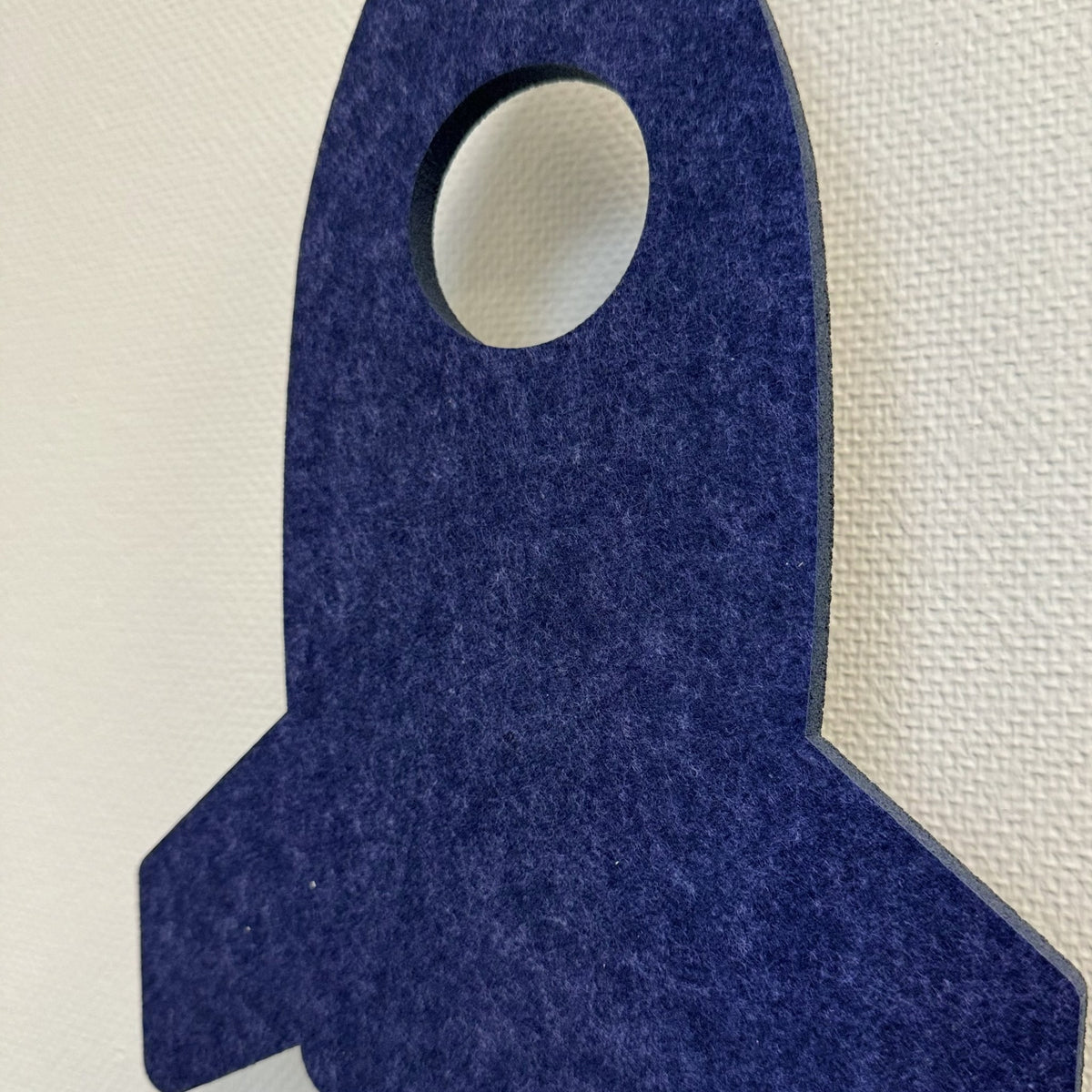 Applique en feutre fusée bleu nuit – gros plan sur le feutre PET