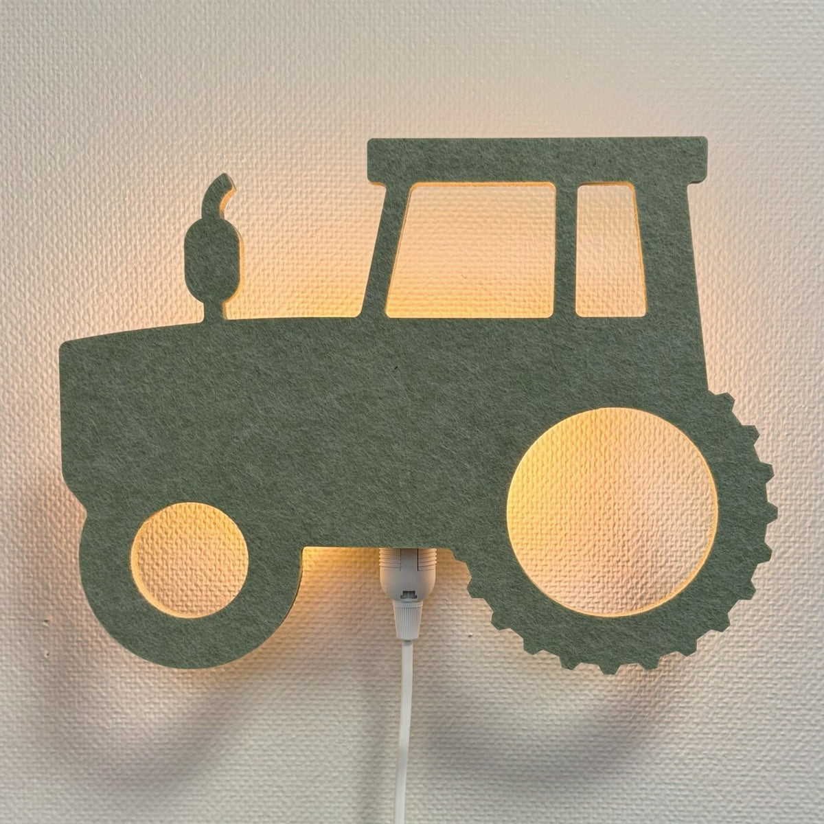 Applique en feutre tracteur vert sauge – lampe allumée