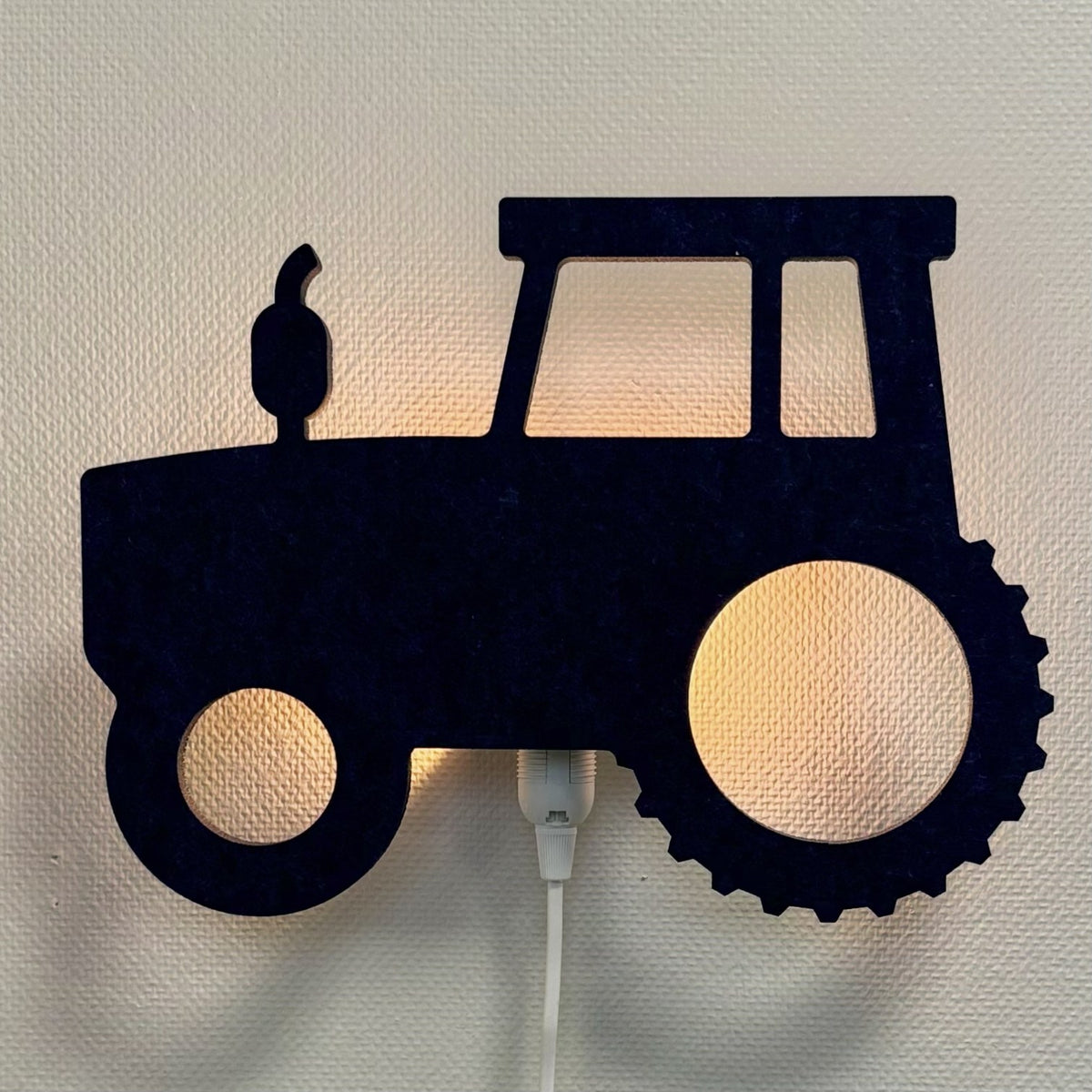 Applique en feutre tracteur bleu nuit – lampe allumée