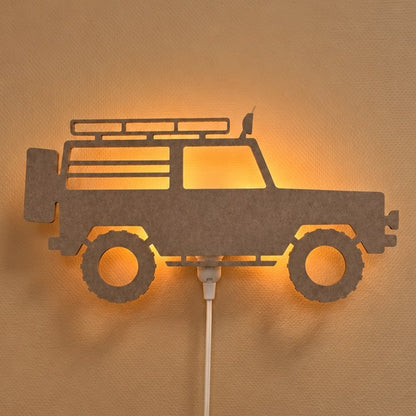 Applique en feutre jeep 4x4 beige sable – lampe allumée dans la chambre d'enfant