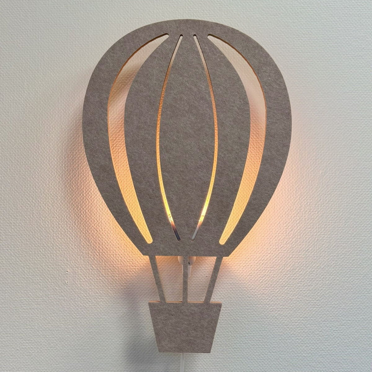 Applique en feutre montgolfière beige sable – lampe allumée