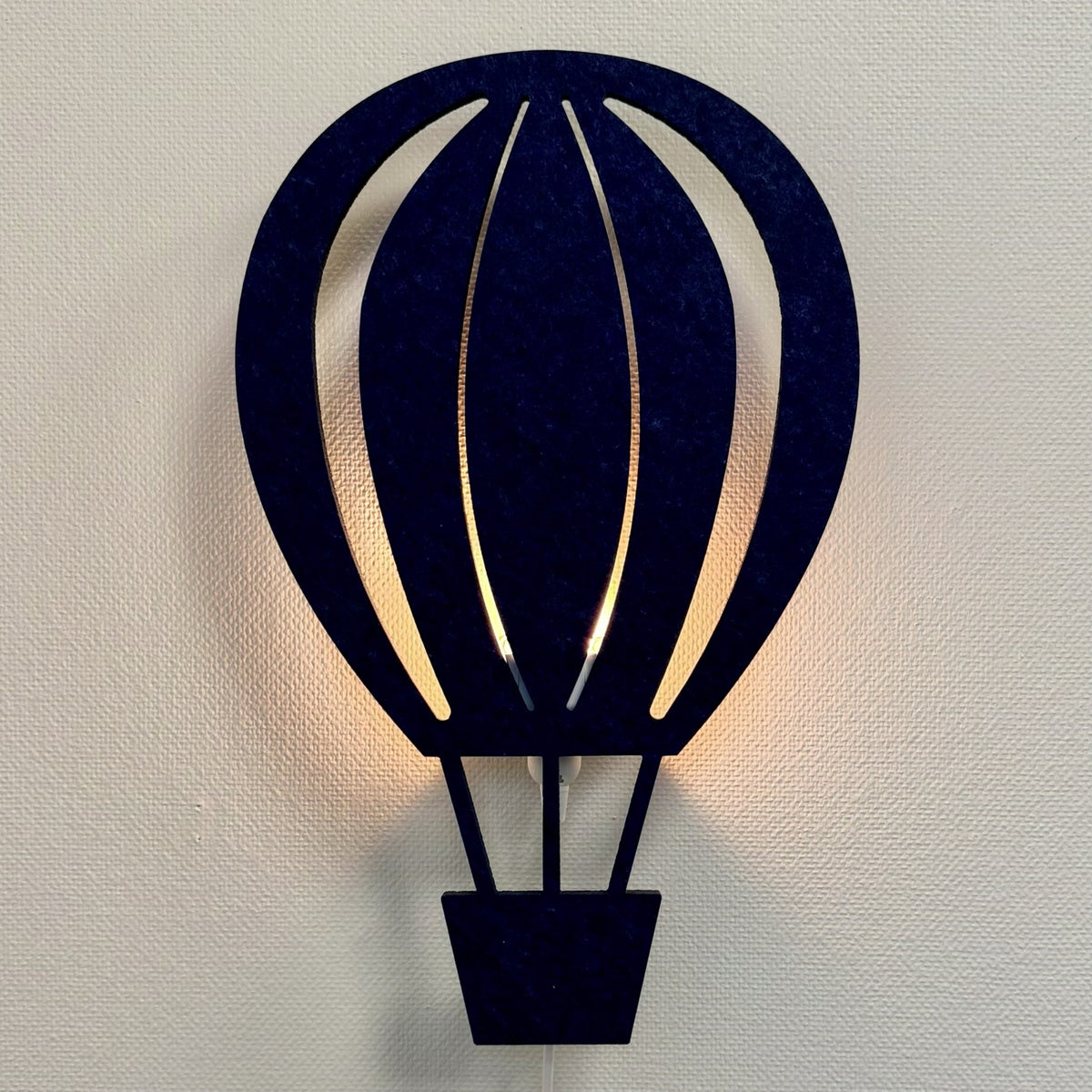 Applique en feutre montgolfière bleu nuit – lampe allumée