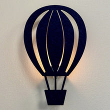 Applique en feutre montgolfière bleu nuit – lampe allumée