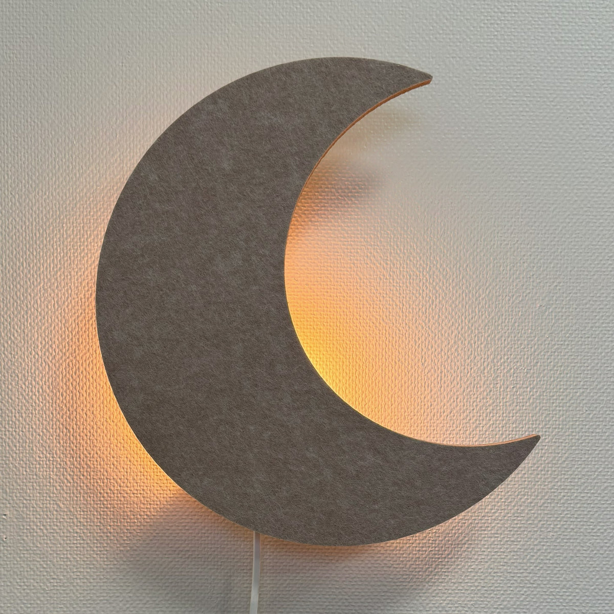 Applique en feutre lune beige sable – lampe allumée