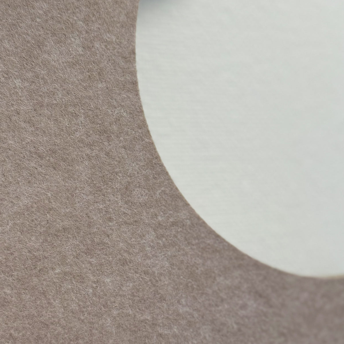 Applique en feutre lune beige sable – gros plan sur le feutre PET