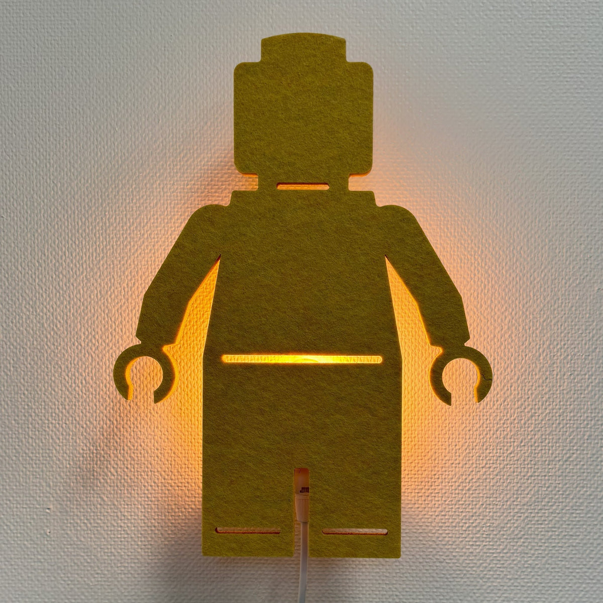 Applique en feutre petit personnage jaune ocre – lampe allumée
