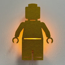 Applique en feutre petit personnage jaune ocre – lampe allumée