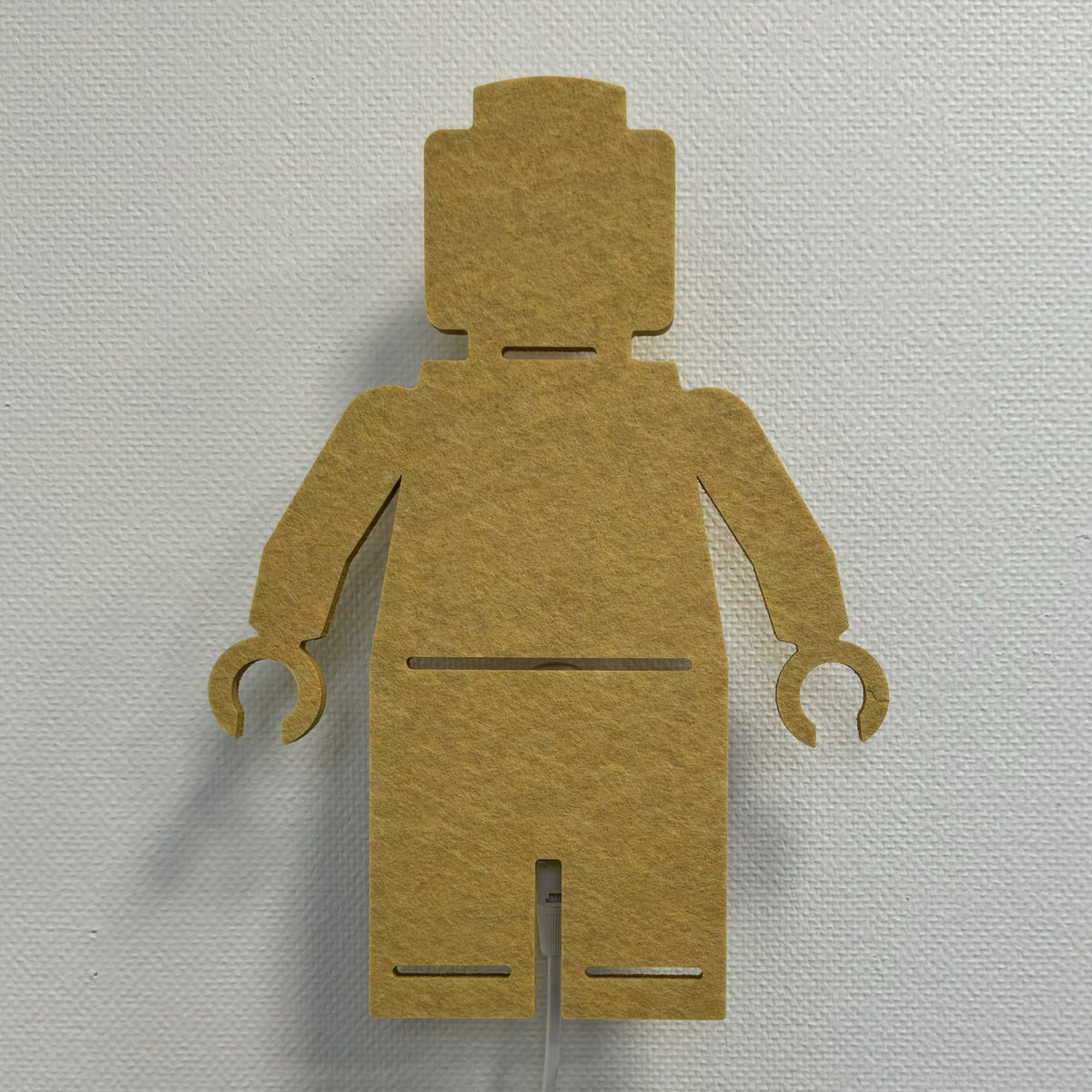 Applique en feutre petit personnage jaune ocre – lampe éteinte