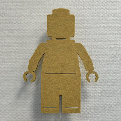 Applique en feutre petit personnage jaune ocre – lampe éteinte