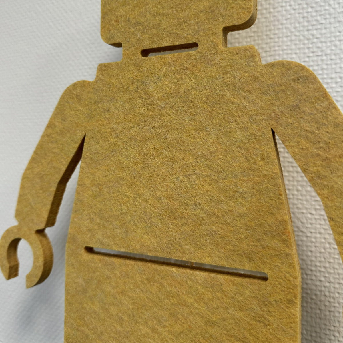Applique en feutre petit personnage jaune ocre – gros plan sur le feutre PET