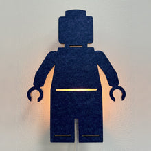 Applique en feutre petit personnage bleu nuit – lampe allumée