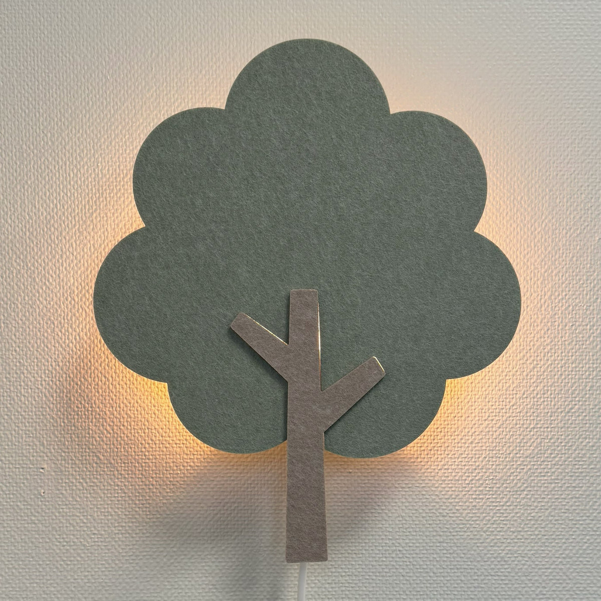 Applique en feutre arbre vert sauge – lampe allumée