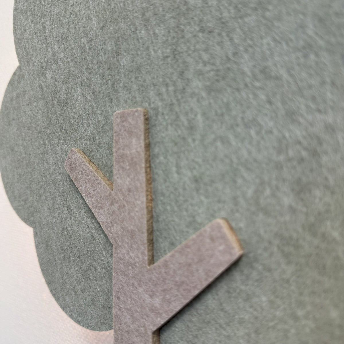 Applique en feutre arbre vert sauge – gros plan sur le feuillage vert sauge et le tronc beige sable