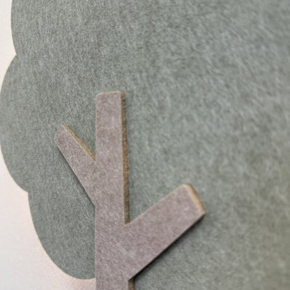 Applique en feutre arbre vert sauge – gros plan sur le feuillage vert sauge et le tronc beige sable