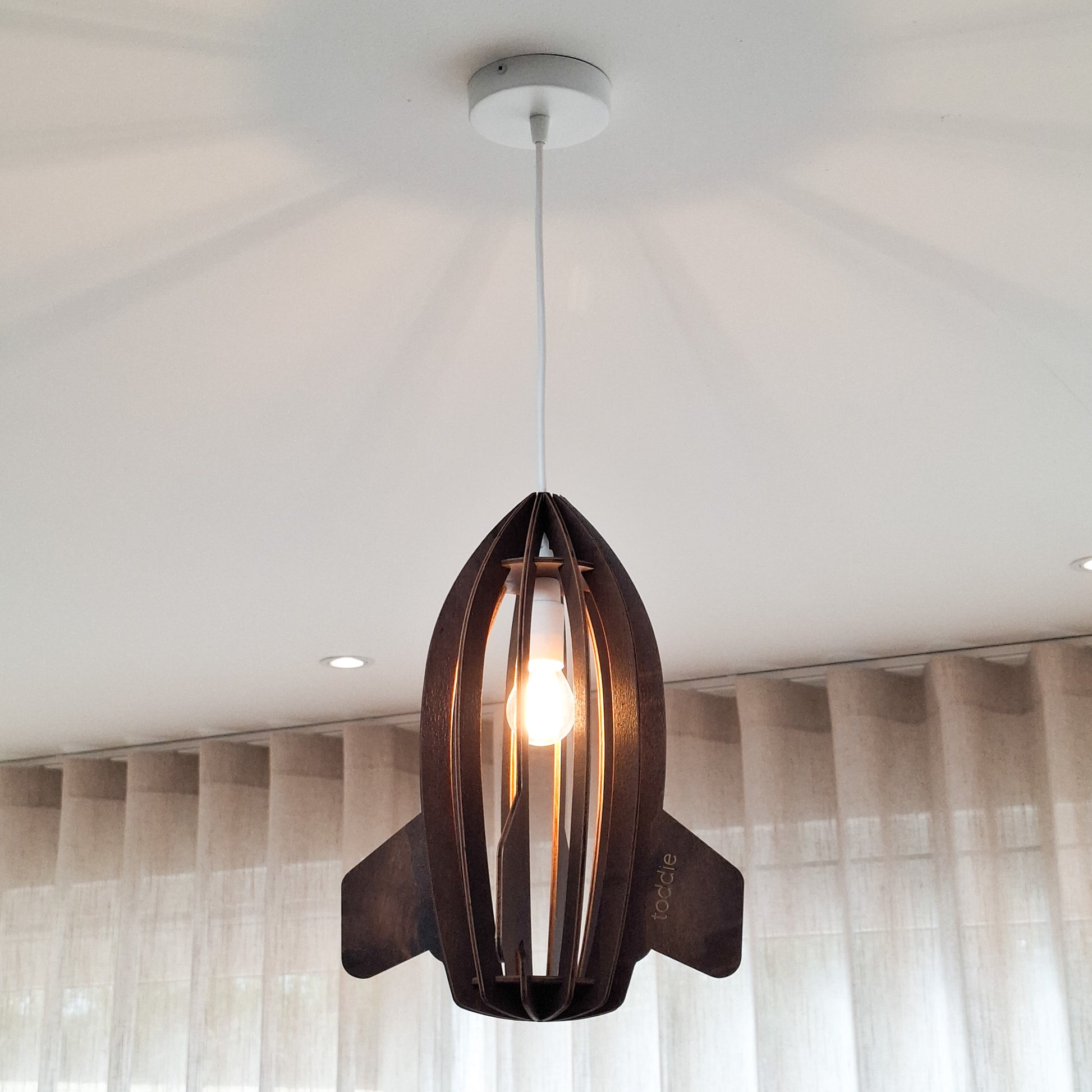 Houten hanglamp kinderkamer | Raket - Wengé - toddie.nl ®