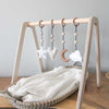 Portique d’éveil en bois blanc , avec les jouets suspendus , naturel , en bois massif - toddie.fr