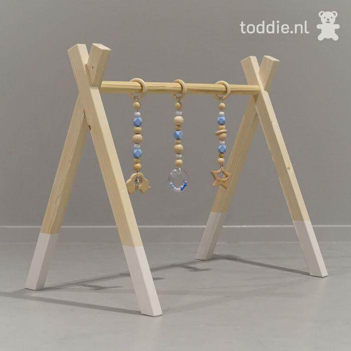 Portique d’éveil en bois blanc, avec les jouets suspendus (au choix), en forme de tipi, en bois massif - toddie.fr
