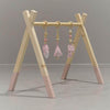 Jouets à suspendre portique d’éveil feutrine roses avec perles de bois | Jouets Playgym - toddie.fr