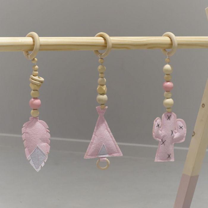 Portique d’éveil en bois rose, avec les jouets suspendus (au choix), en forme de tipi, en bois massif - toddie.fr