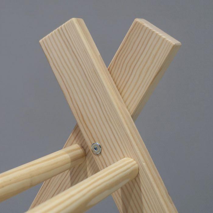 Triangle d'escalade en bois avec un toboggan - toddie.fr
