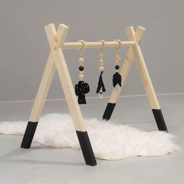 Portique d’éveil en bois noir, avec les jouets suspendus (au choix), en forme de tipi, en bois massif - toddie.fr