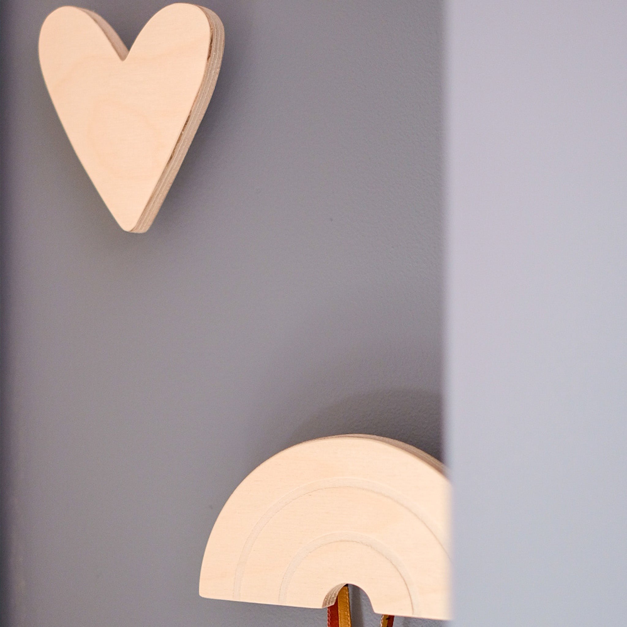 Blank houten wandhaken kinderkamer | Regenboog en hart - toddie.fr